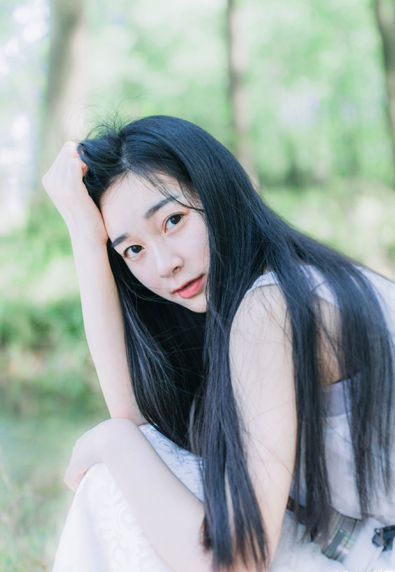 右手，不由得按在了腰间的剑柄之上，无论有什么样的理由，这样的话，他不该乱说。
